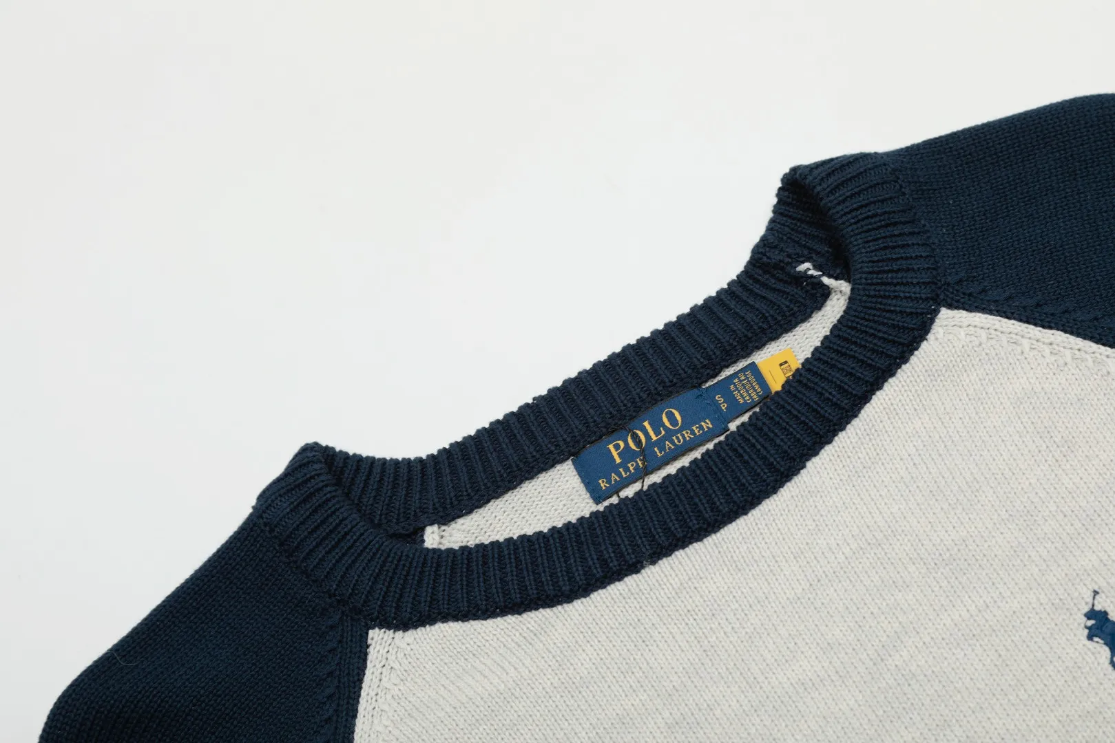 P220 Top quality" Style number: DS017# (not off the shelves all year round) [Ralph Lauren round neck pullover color block pony embroidery logo knitted sweater] ✅Ralph Lauren Ralph Lauren color block raglan contrasting basic style autumn and winter sweaters for men and women ✅Main supply platform live broadcast Wholesale entity Replenish when out of stock Not off the shelf ✅ZP quality 1:1 version Scan the code to enter the GF website Counter quality ✅Detailed quality The only one in Guangzhou Imported quality cotton yarn, focusing on high-end, cost-effective, good quality needless to say. ✅Restore the original version. The maximum size can be worn up to 190 pounds. Loose, comfortable and stress-free. ✅The upper body is simple and easy to match. A must-have item for ootd. Good-looking clothes are never picky. A must-have in the wardrobe of couples. Size: S-XL. Color: black with beige and white, navy blue with gray.